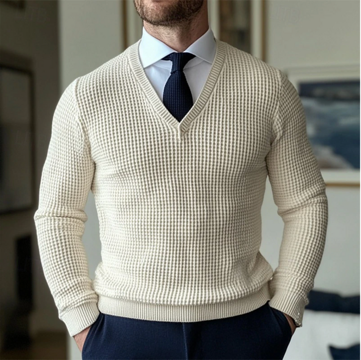 Mångsidig v-ringad herrtröja i bomullsblandning, perfekt för både vardag och eleganta tillfällen.