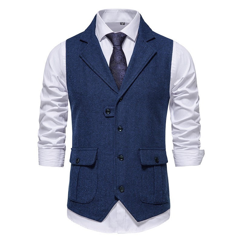 Elegant herrväst matchad med vit skjorta, skapar en smart casual outfit för män. Stilrent och klassiskt.