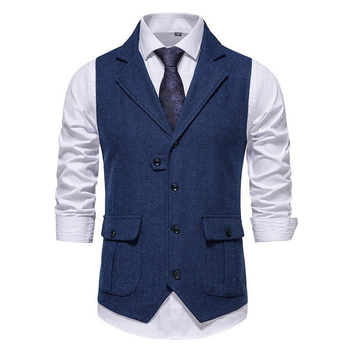 Elegant herrväst matchad med vit skjorta, skapar en smart casual outfit för män. Stilrent och klassiskt.