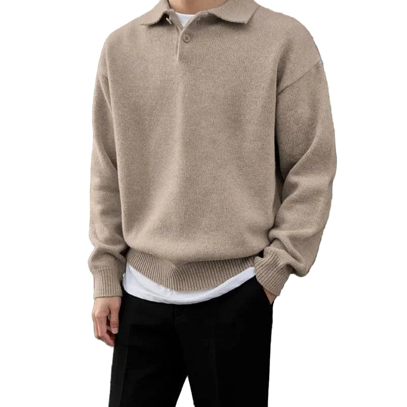 Stilren khakifärgad herr polotröja med knappar, perfekt för höst & vinter. Varm & bekväm herrmode.