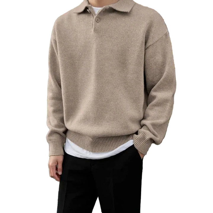 Stilren khakifärgad herr polotröja med knappar, perfekt för höst & vinter. Varm & bekväm herrmode.