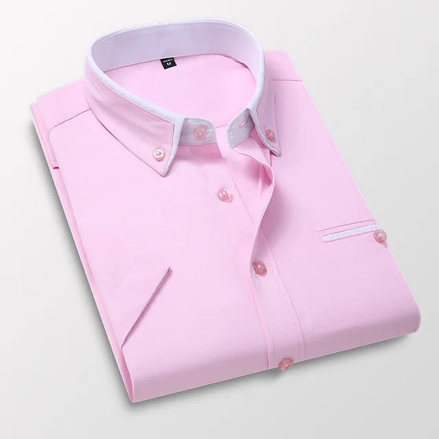 Man bär en kortärmad herrskjorta. Klassisk design för en elegant och avslappnad stil. Vardagsfavorit.