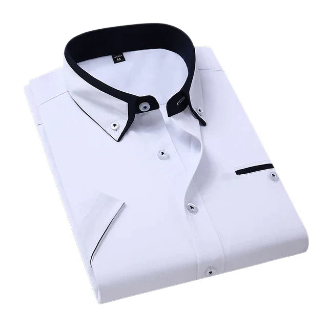 Blå kortärmad herrskjorta, en tidlös klassiker för en avslappnad men elegant stil. Perfekt för sommaren.