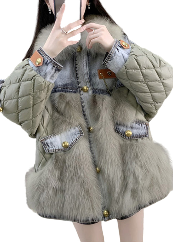 Stilren kvinnors denimkappa med lyxig foxkrage. Varmt dunfylld vinterjacka, perfekt som avslappnat ytterplagg.