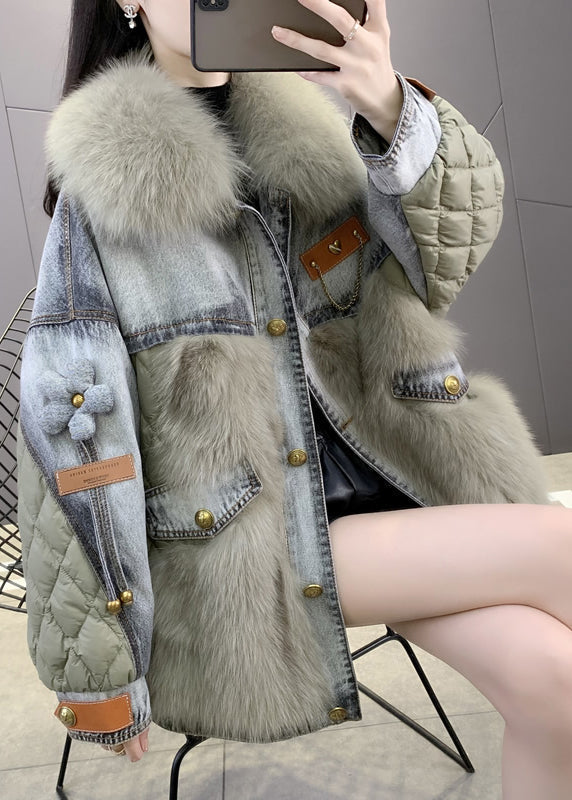 Modeinriktad kvinnors denimkappa med mjuk foxkrage. Ett avslappnat men stilrent dunfyllt ytterplagg för vintern.