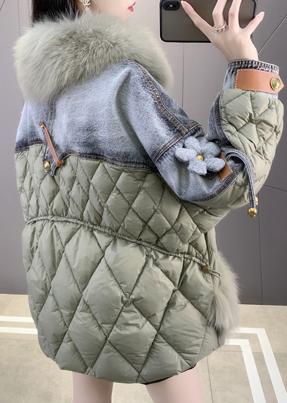 Elegant dunfylld denimkappa för kvinnor med kontrasterande, lyxig foxkrage. Ett modernt och varmt ytterplagg.