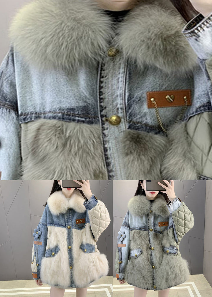 Kvinnors vinterjacka i denimstil med mysig foxkrage. En varm, stilren och avslappnad dunfylld kappa.