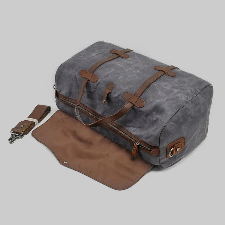 Rymlig canvas duffelväska med axelrem, perfekt för kortare resor eller som gymväska för kvinnor.
