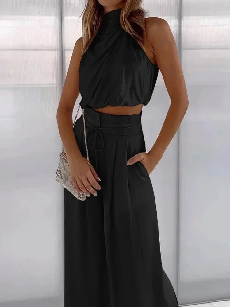 Detaljbild av mjukt och bekvämt tyg på en kvinnors tvådelad jumpsuit, perfekt för varma dagar.