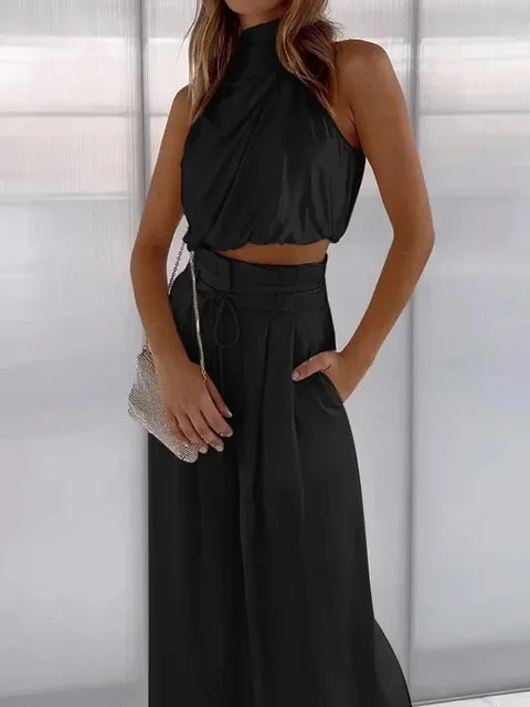 Kvinnors tvådelad jumpsuit i en avslappnad pose; en bekväm och trendig byxdress för vardagsbruk.