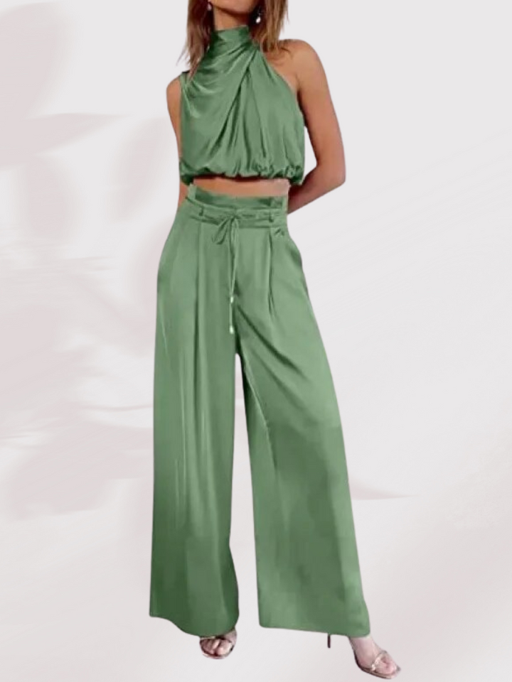 Elegant kvinnors tvådelad jumpsuit, perfekt som stilrena festkläder för en chic sommarkväll.