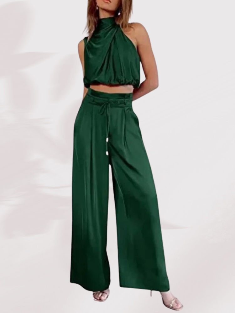 Bakifrån bild av kvinnors tvådelade jumpsuit, visar den figurnära och smickrande passformen.