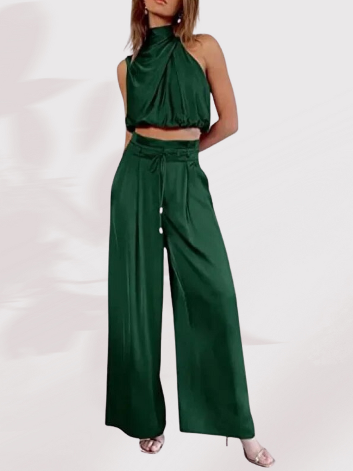 Bakifrån bild av kvinnors tvådelade jumpsuit, visar den figurnära och smickrande passformen.