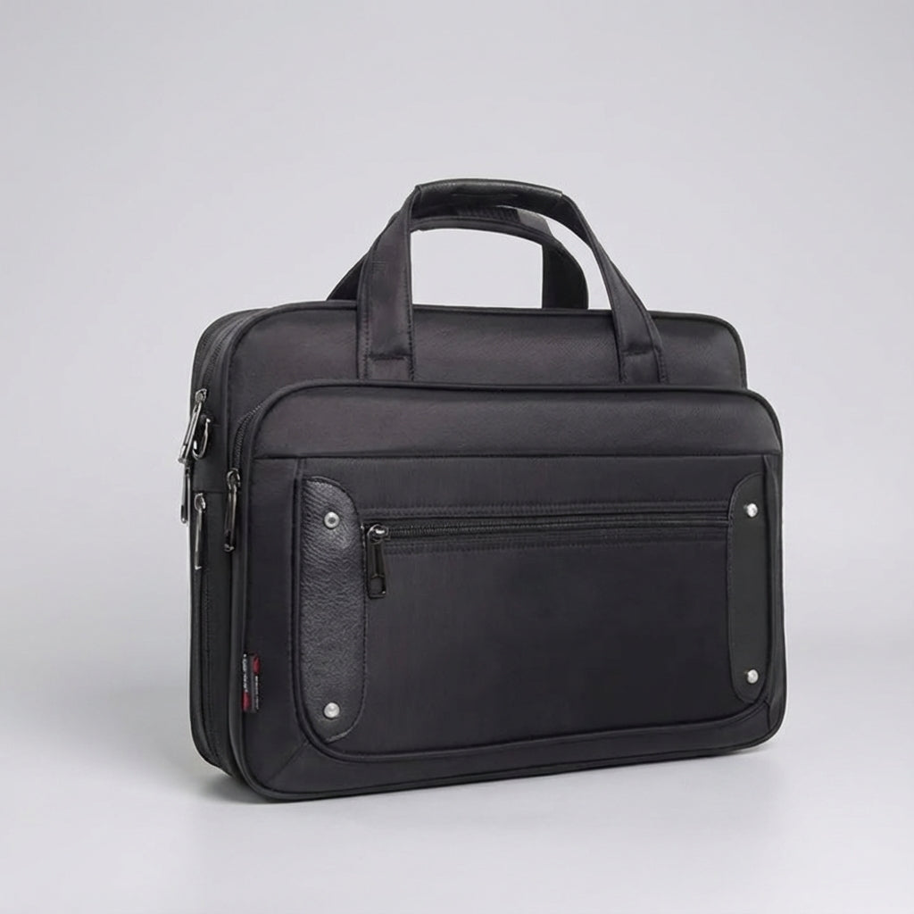 Rymlig UrbanBrief arbetsväska för laptop och dokument. Optimal organisation för resor och daglig pendling.