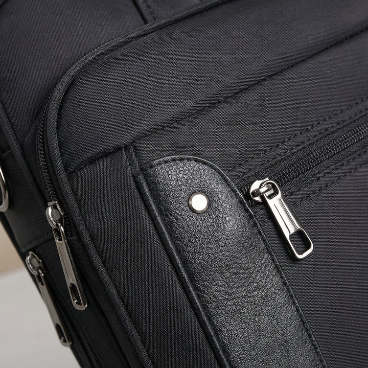 Elegant laptopväska i slitstark canvas, perfekt för bärbar dator och arbetsmaterial. Passar kontor & möten.