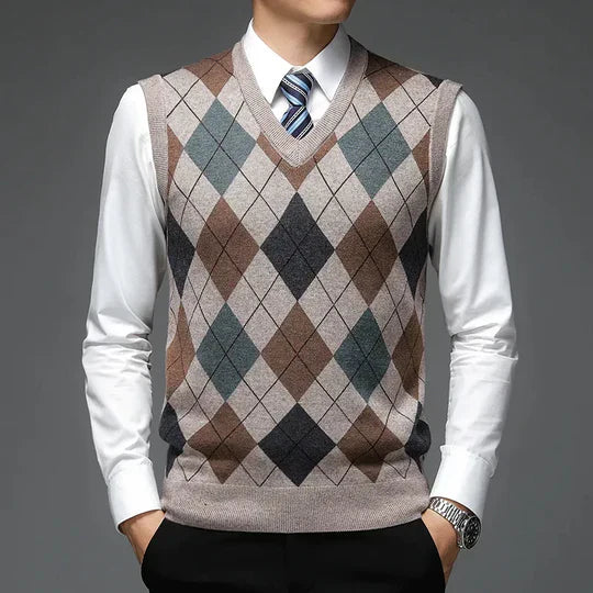Stilren marinblå herr slipover i akrylstickning, perfekt för en modern smart casual look.