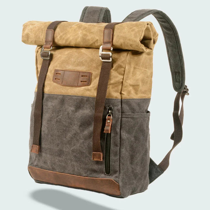 Mångsidig rolltop ryggsäck för män med justerbar förvaring, perfekt för resor och pendling.