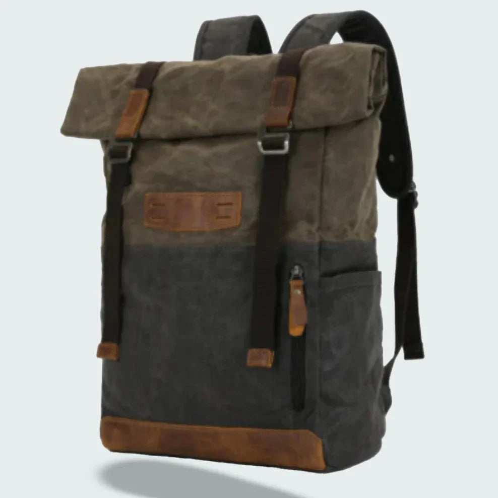 Modern rolltop herrryggsäck i svart, med säker rullstängning och rymlig förvaring.