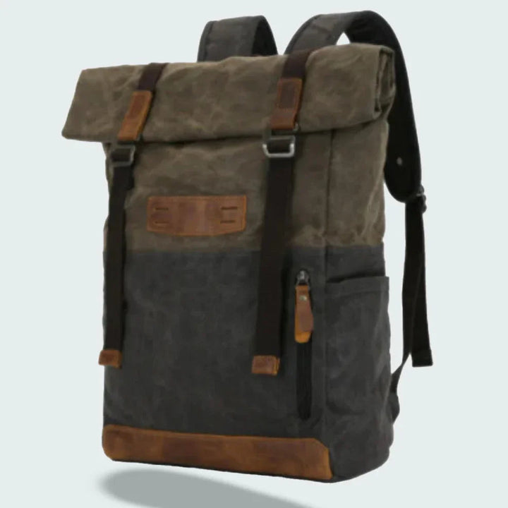 Modern rolltop herrryggsäck i svart, med säker rullstängning och rymlig förvaring.