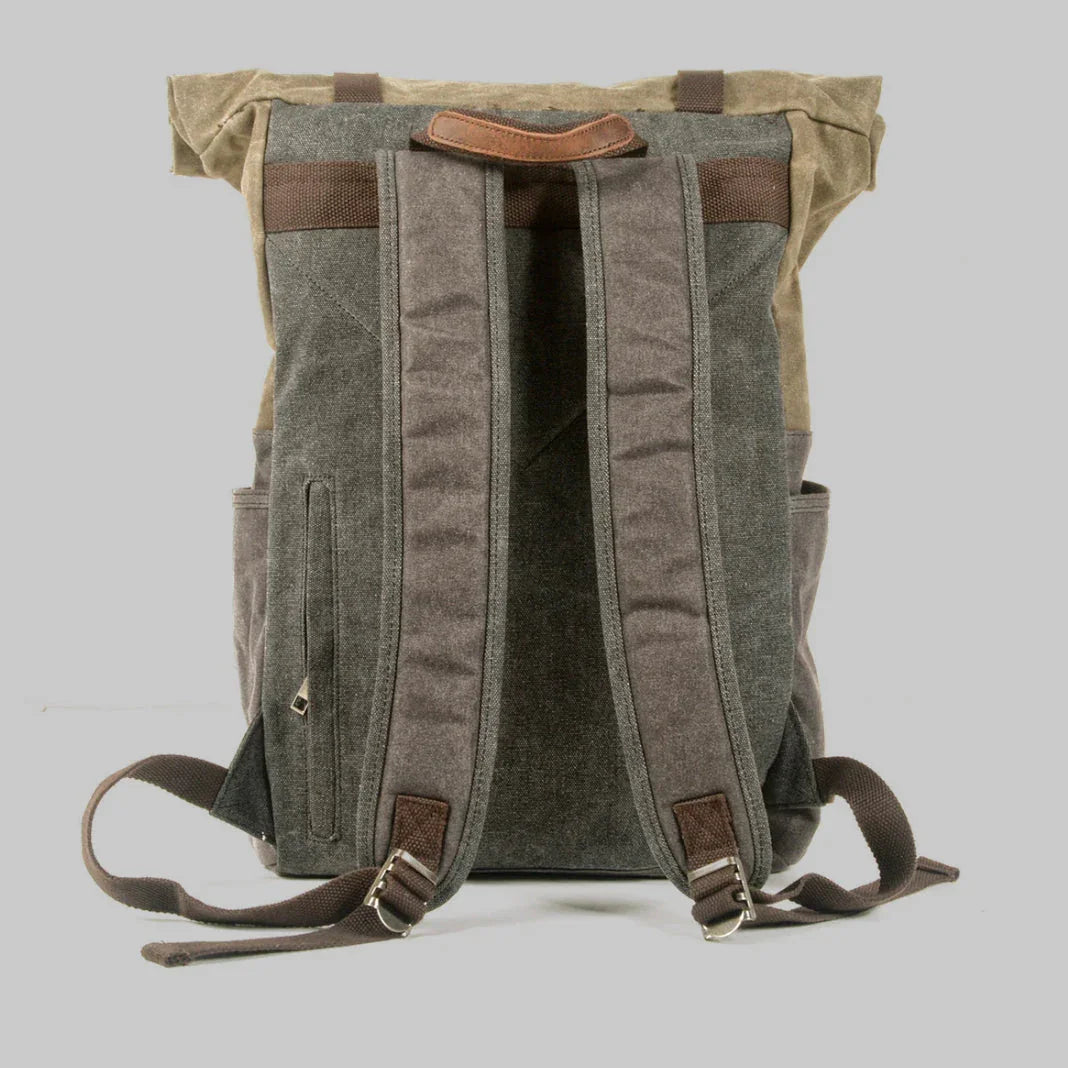 Urban herrryggsäck med rolltop, idealisk för stilren pendling, resor och vardagsbruk.