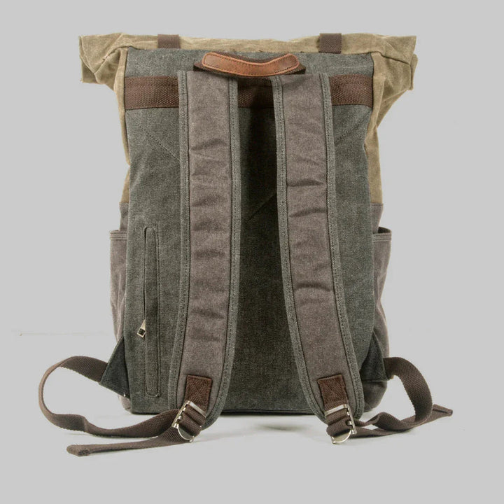 Urban herrryggsäck med rolltop, idealisk för stilren pendling, resor och vardagsbruk.