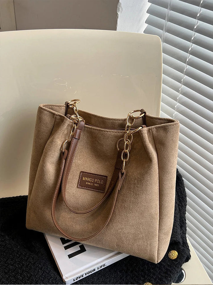 Elegant stor axelväska för kvinnor, en praktisk och stilren vardagsväska som accessoar för alla årstider.