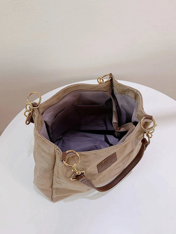 Rymlig och funktionell pendlarväska i stilren design. Perfekt som stor shoppingväska eller praktisk handväska för dam.