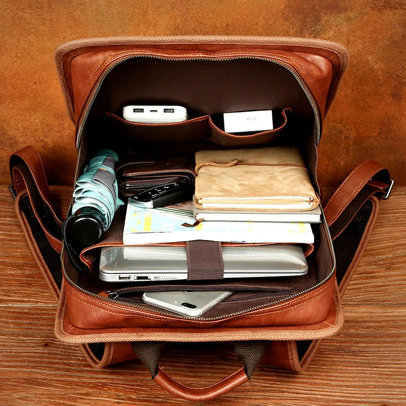 Funktionell orange läderryggsäck för laptop. Slitstark datorväska unisex, perfekt för daglig pendling och kontor.