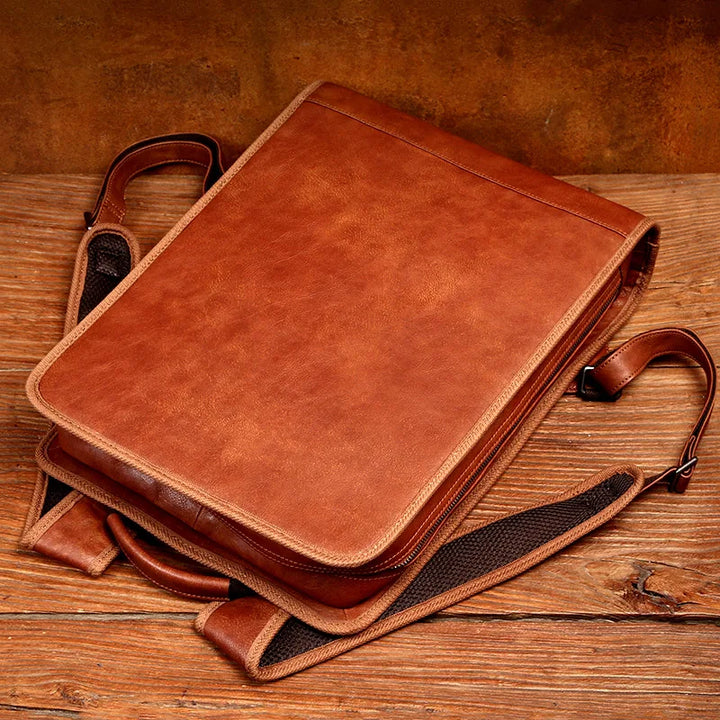 Elegant orange läderryggsäck för laptop. Unisex datorväska för säker förvaring vid pendling, skola och arbete.