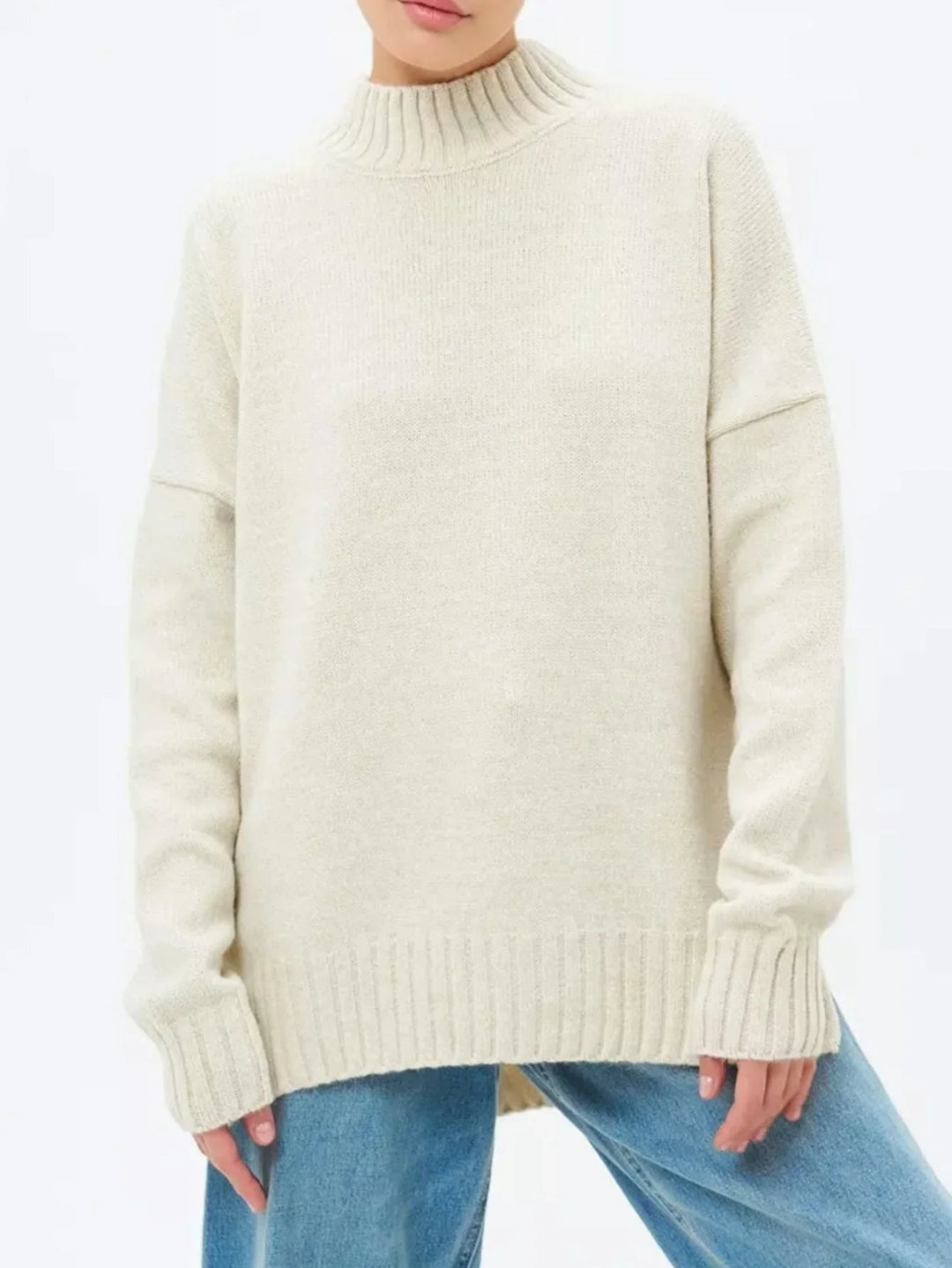Modern damtröja, oversized design med halvhög hals. Stilren & bekväm för höstens damkläder.