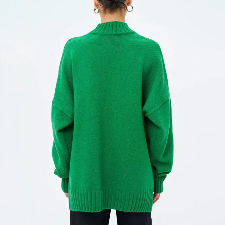 Oversized damtröja med halvhög hals. Modern stil för höstmode, bekväm för lager på lager.