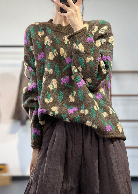 Detaljbild av jacquardmönstrad damtröja. Mjuk, bekväm oversized tröja för stilren vardagslook.