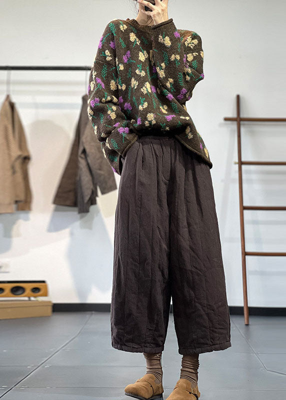Kvinna i bekväm oversized damtröja med o-hals. Idealisk för vardagslook och vintermode.