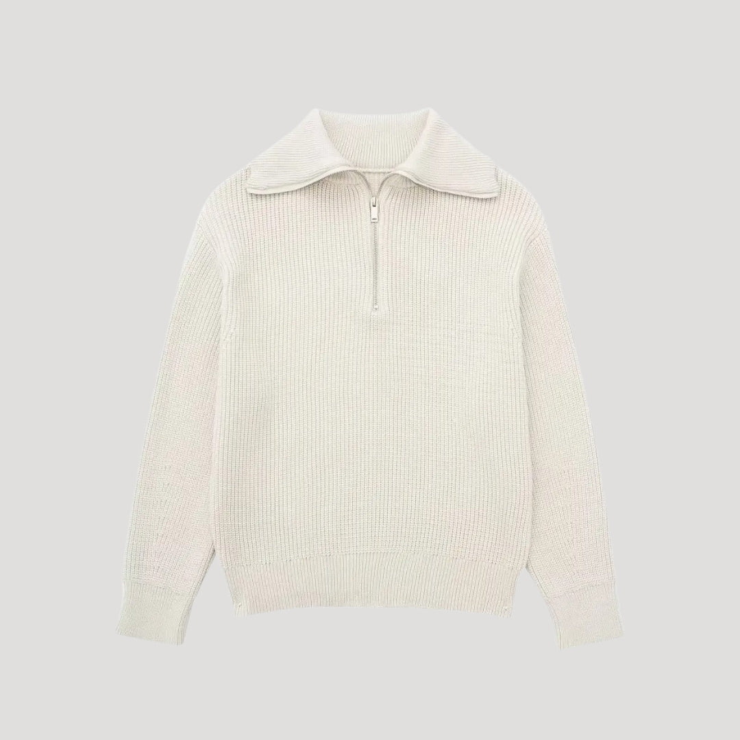 Modell i elegant ribbad damtröja med halvdragkedja, visar mångsidig stil för kvinnor.