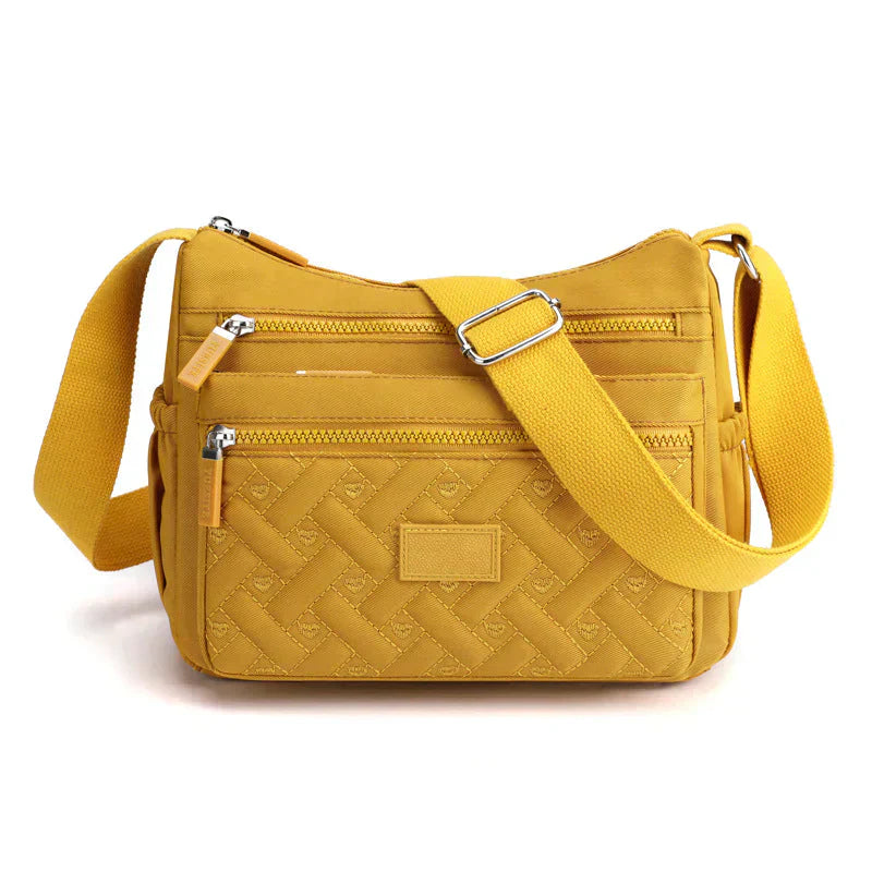 Stilren svart crossbody axelväska för kvinnor. Perfekt vardagsaccessoar med justerbar rem.
