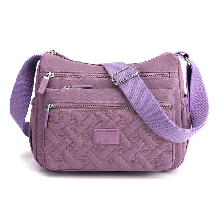 Slitstark crossbody axelväska i elegant design. Med justerbar rem för optimal komfort och stil.
