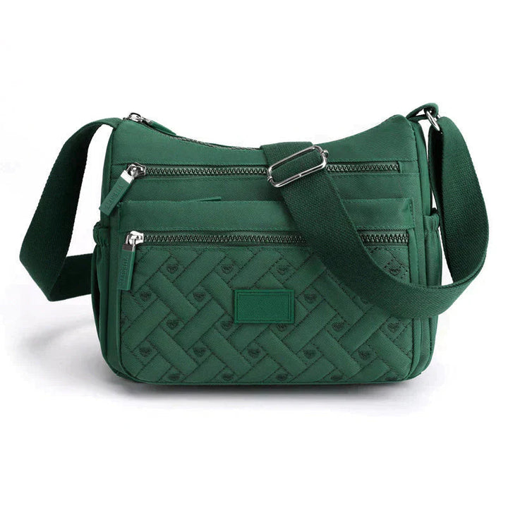 Tidlös svart crossbody axelväska för kvinnor. Praktisk med smarta fack för dina viktigaste saker.