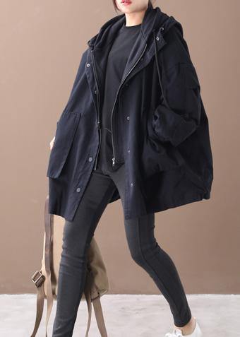 Elegant mörkgrå damkappa, tvådelad design med huva. Modernt ytterplagg för både casual och finare tillfällen.