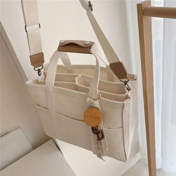 Stilren unisex bärkasse för vardagsäventyr. Mångsidig shoppingväska och elegant accessoar.