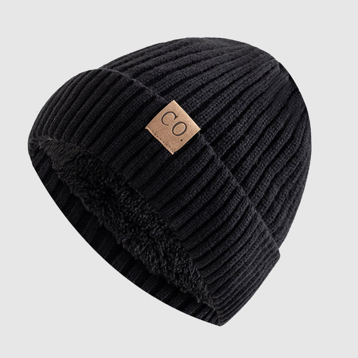 Närbild på textur av stilren stickad Roadster mössa, en mångsidig unisex huvudbonad.
