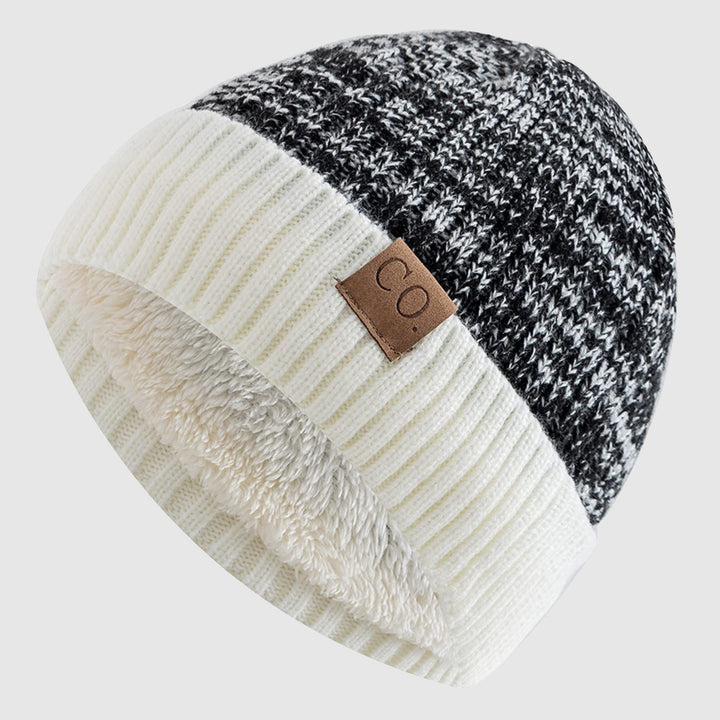 Unisex Roadster mössa buren av person, visar justerbar passform och stilren look för vardagsbruk.