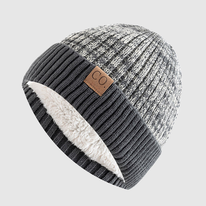 Detaljbild av vikbar kant på stickad Roadster mössa, en justerbar och stilren unisex accessoar.