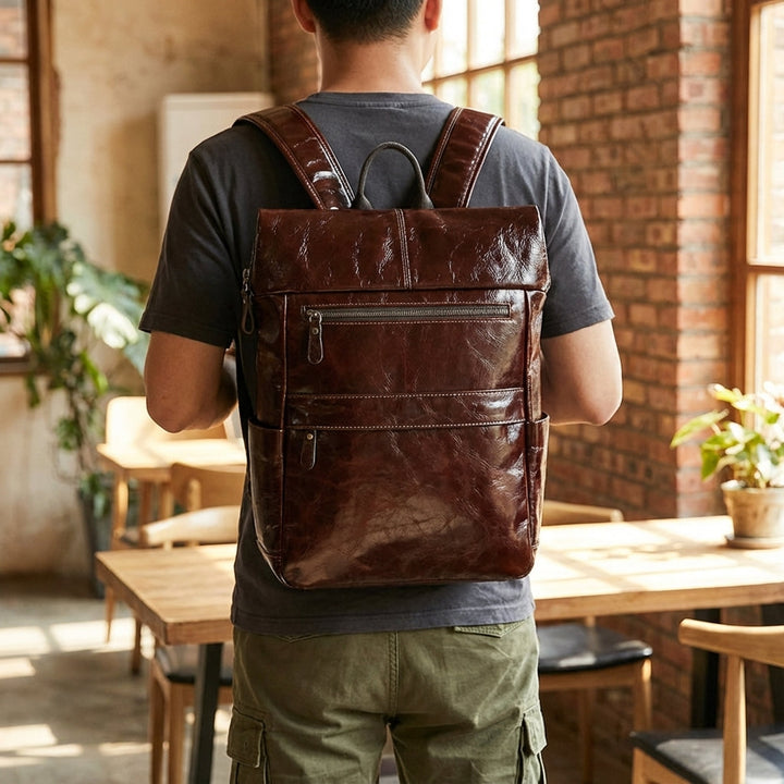 Stilren unisex ryggsäck i brunt läder. Perfekt vardagsryggsäck med klassisk design och hållbar konstruktion.