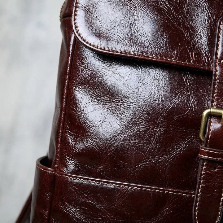 Klassisk unisex ryggsäck i brunt läder. Stilren design för vardag, jobb och pendling. Slitstark och praktisk.