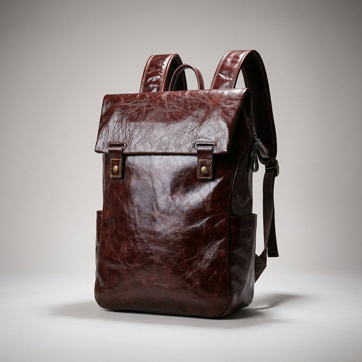 Organiserad svart läderryggsäck för unisex. Perfekt som stilren laptop- och vardagsryggsäck för pendling.