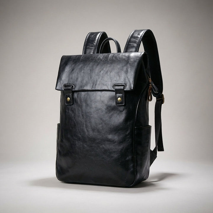 Hållbar brun läderryggsäck i tidlös, stilren design. Mångsidig vardags- och arbetsryggsäck för unisex.
