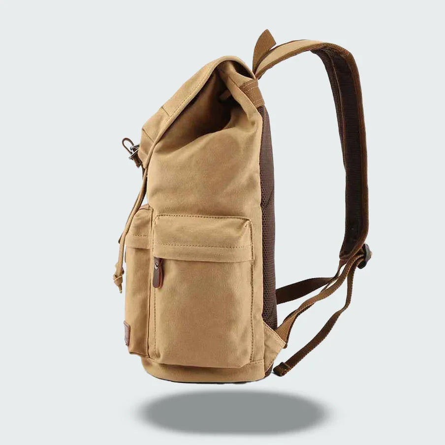 Tom vardagsryggsäck med modern flikdesign, redo för att bära böcker, laptop och dina dagliga prylar.