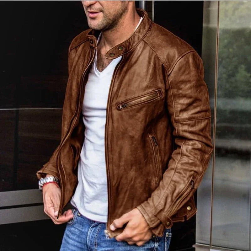 Man bär modern väderbeständig höstjacka utomhus. En smartcasual herrjacka som skyddar i vind och regn.