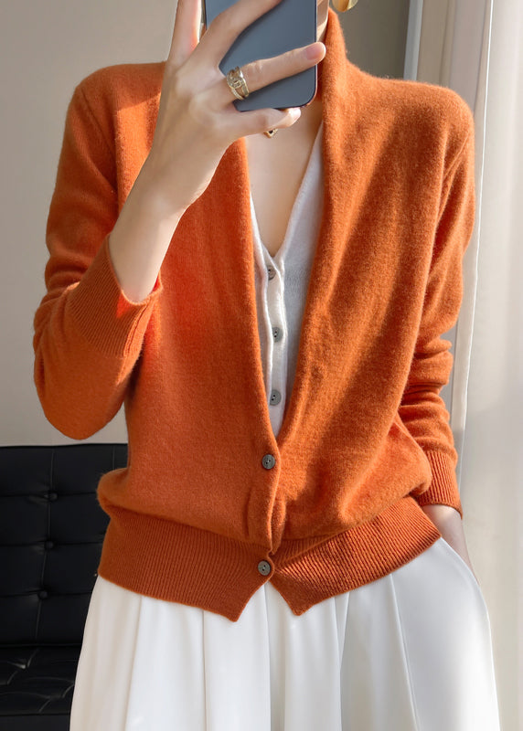 Bekväm damtröja med lös passform, v-ringning och knappar. Patchwork i grönt, orange och beige för vardagslook.