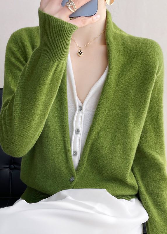 Elegant damtröja med v-ringning, knappar och trendigt patchwork. Mjuk och bekväm för höstiga vardagsstilar.